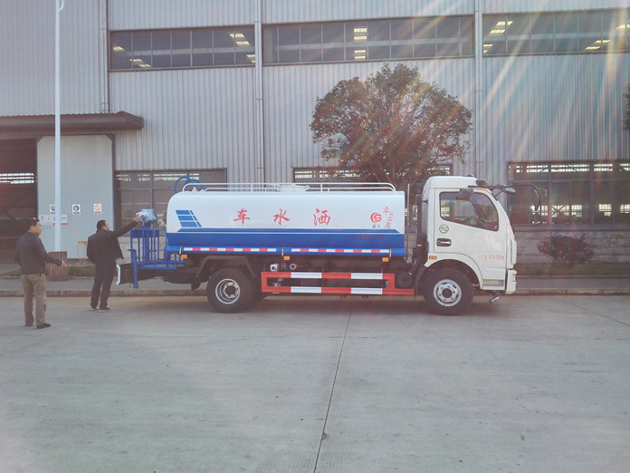 東風(fēng)多利卡8噸灑水車(chē)