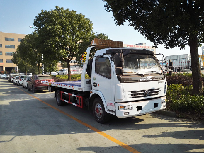 東風多利卡一拖二清障車